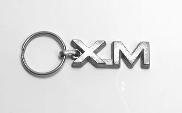 Schlüsselanhänger: XM Schriftzug Relief Metall